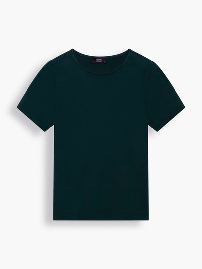 Jersey T-shirt in Emerald Green. This design comes in a relaxed fit with a slightly fitted bust and straight shoulder line, creating a more flattering silhouette. The deep shade of green is lustrous and lookssophisticated. Style it tone-on-tone with a green tailored pant suit or go casual chic with white jeans and heeled shoes.