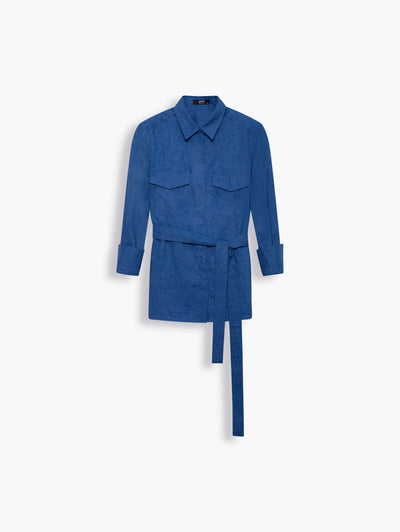 Linen-blend belted button shirt in Denim Blue. A more polished design with feminine-masculine allure thanks to the flap pockets and cuffs that can be turned up for a sharp, chic look. This mid blue shirt is a sophisticated alternative for the classic denim shirt. Perfect for tucking into high-rise jeans or layered over a tank top.